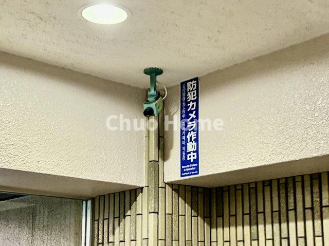綾瀬グランドハイツの防犯設備|【防犯カメラ】何かあった時の大事な証拠になることももちろんなりますが、防犯というくらいですので大事なのは防犯カメラがあることによって抑止力につながることですよね。