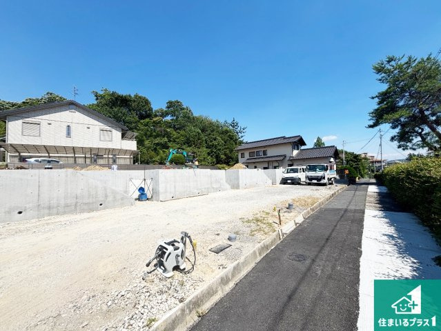 ■枚方市香里ケ丘　第3期　新築一戸建ての前面道路含む現地写真|周辺は落ち着いた街並みの住宅地！子育てがしやすい住環境です！まだ未完成ですが、現地でしかわからない事もございます。是非一度ご覧ください。