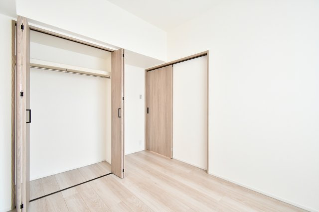グーディッシュ大宮の洋室|洋室②5.0帖：クローゼットは各部屋に備わっておりますので、家族それぞれで洋服収納をすることも可能です。また、上下セパレートになっているため衣替えもしやすく、ハンガーパイプで家事時短にも◎！