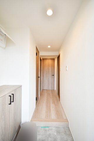 グーディッシュ大宮の玄関|白を基調とした玄関。明るく広く見せる工夫が施されております！センサーライトになっておりますので、電気の消し忘れもない＆帰宅時も明るい玄関でお出迎えしてくれる家族想いな玄関です。