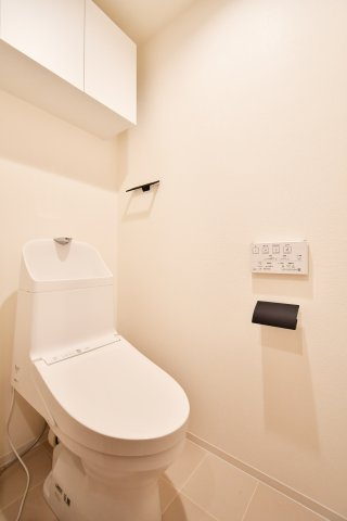 グーディッシュ大宮のトイレ|トイレ：奥行きにゆとりがあり、圧迫感の少ないトイレスペース。吊戸棚付きで、トイレットペーパーなどの備品補充も楽々行えます。掃除用具をしまうと清潔感も消す事ができ、イマドキなお部屋にできます。