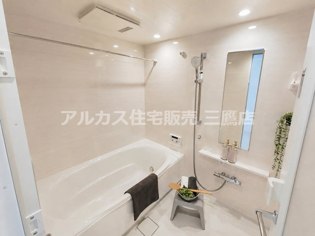 【内覧動画公開中！】ルネファンタグラーレ府中是政の浴室|浴室乾燥設備や縦型鏡を備えた、明るく清潔感のある浴室空間。