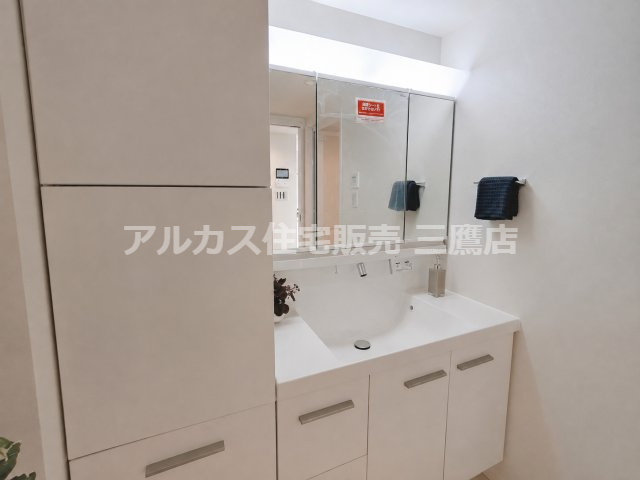 【内覧動画公開中！】ルネファンタグラーレ府中是政の独立洗面台|身支度がしやすい三面鏡と豊富な収納を備えた、清潔感のある洗面化粧台。