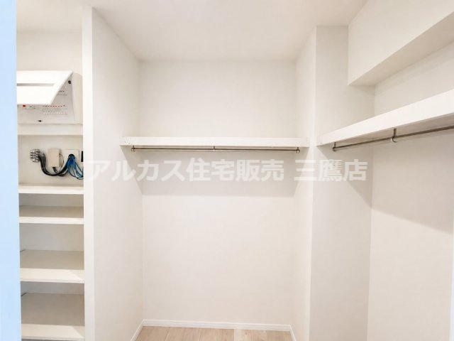 【内覧動画公開中！】ルネファンタグラーレ府中是政の収納|ハンガーパイプと棚を備えた、収納力の高いウォークインクローゼット。