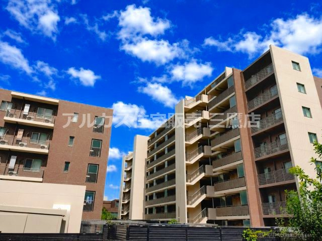 【内覧動画公開中！】ルネファンタグラーレ府中是政のその他|重厚感のあるタイル貼りとシャープなフォルムが印象的な建物外観。