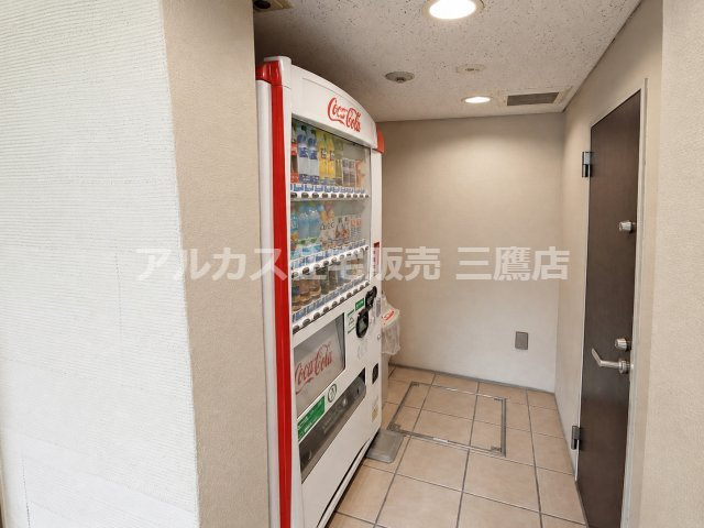【内覧動画公開中！】ルネファンタグラーレ府中是政のその他共用部分|敷地内に自動販売機が設置されており、日常のちょっとした買い物に便利です。