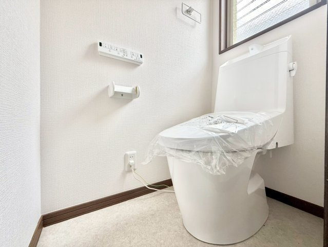 港区白金台4丁目　中古戸建のトイレ|毎日使用する場所は、換気も出来るよう窓も完備！

現地ご見学希望・資料請求などお気軽にお問い合わせ下さい！
03-5990-5201