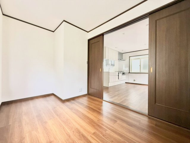 港区白金台4丁目　中古戸建の洋室|体を動かす事が大切な幼少期。リビング横の居室はご家族に見守られながら遊べる空間です！

現地ご見学希望・資料請求などお気軽にお問い合わせ下さい！
03-5990-5201