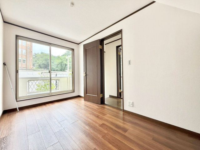 港区白金台4丁目　中古戸建の洋室|大きな窓からたっぷりと陽光が注がれる明るい居室。一日の疲れを癒し、時を忘れて過ごせる空間です！

現地ご見学希望・資料請求などお気軽にお問い合わせ下さい！
03-5990-5201