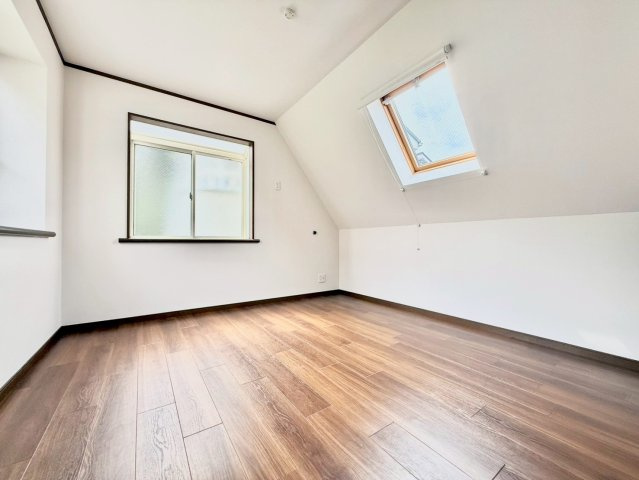 港区白金台4丁目　中古戸建の洋室|自分だけのプライベート空間。明るく温もりを感じることができる居室です。

現地ご見学希望・資料請求などお気軽にお問い合わせ下さい！
03-5990-5201