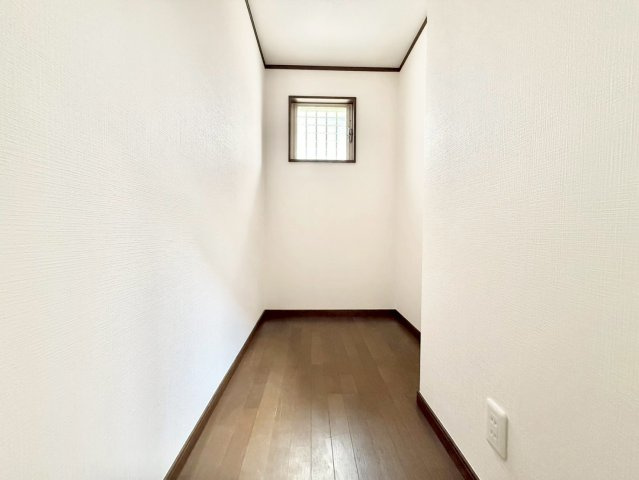 港区白金台4丁目　中古戸建の収納|適材適所に収納が充実。お子様の成長やご家族が増えると多くなる衣類やおもちゃ、様々なものがスッキリと収納できます。

現地ご見学希望・資料請求などお気軽にお問い合わせ下さい！
03-5990-5201