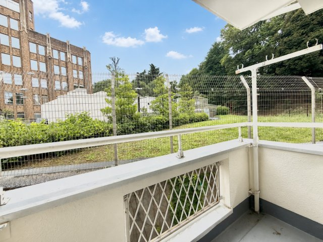 港区白金台4丁目　中古戸建のバルコニー|大きな空に包まれて、太陽の光をたっぷりと浴びながら過ごす毎日は、自然と家族の笑顔で溢れます。

現地ご見学希望・資料請求などお気軽にお問い合わせ下さい！
03-5990-5201