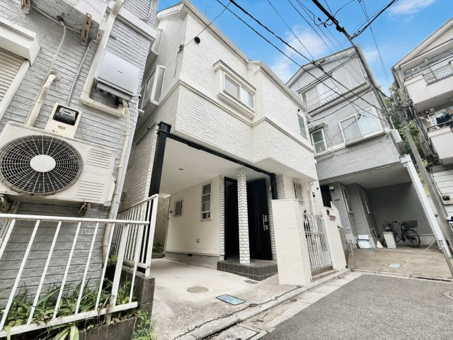 港区白金台4丁目　中古戸建の外観|お車を所有の方にも安心のビルトインガレージ付き！

現地ご見学希望・資料請求などお気軽にお問い合わせ下さい！
03-5990-5201