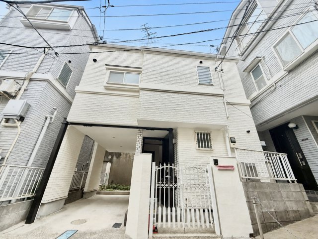 港区白金台4丁目　中古戸建の外観|清潔感のあるシンプルな外観が特徴の新築戸建。

現地ご見学希望・資料請求などお気軽にお問い合わせ下さい！
03-5990-5201