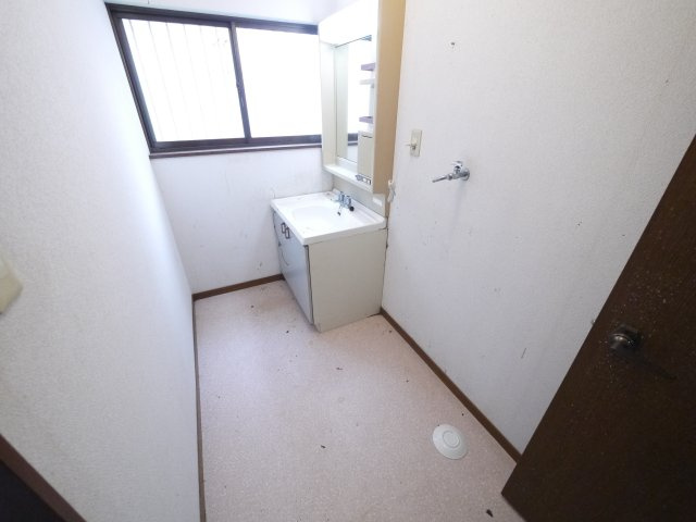 茂原市本納　中古戸建の独立洗面台|平成8年5月築　４LDK　駐車1台　残置物撤去中 本納小学校徒歩約13分 2階にもトイレ 閑静な立地