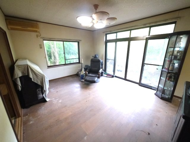 茂原市本納　中古戸建の居間・リビング|平成8年5月築　４LDK　駐車1台　残置物撤去中 本納小学校徒歩約13分 2階にもトイレ 閑静な立地