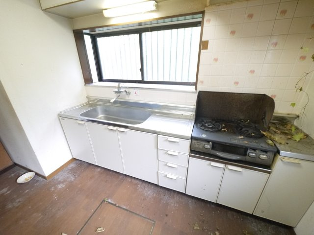 茂原市本納　中古戸建のキッチン|平成8年5月築　４LDK　駐車1台　残置物撤去中 本納小学校徒歩約13分 2階にもトイレ 閑静な立地