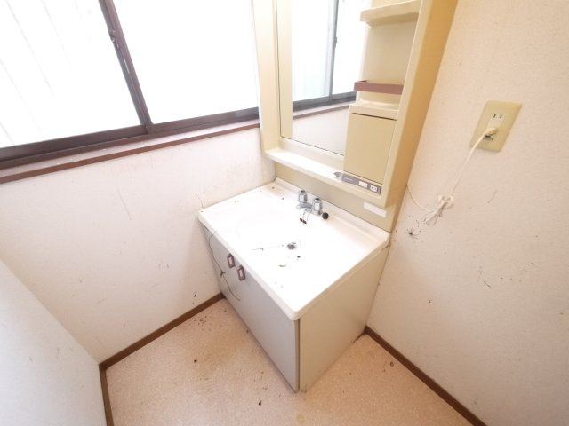 茂原市本納　中古戸建の独立洗面台|平成8年5月築　４LDK　駐車1台　残置物撤去中 本納小学校徒歩約13分 2階にもトイレ 閑静な立地