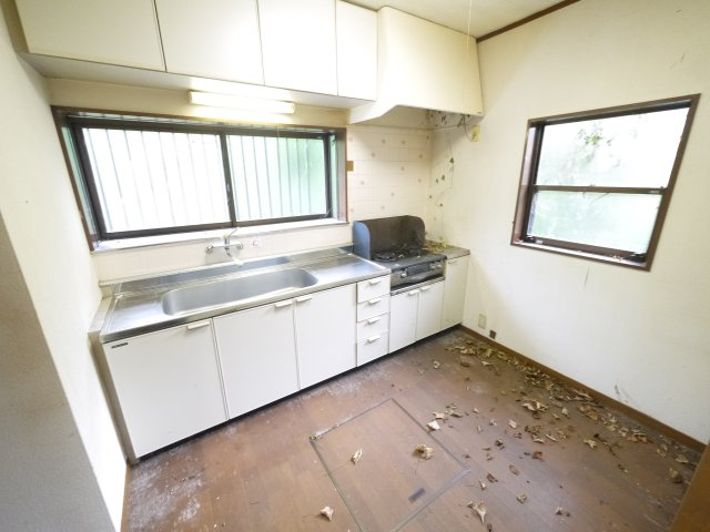 茂原市本納　中古戸建のキッチン|平成8年5月築　４LDK　駐車1台　残置物撤去中 本納小学校徒歩約13分 2階にもトイレ 閑静な立地