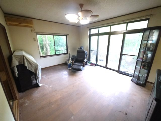 茂原市本納　中古戸建の居間・リビング|平成8年5月築　４LDK　駐車1台　残置物撤去中 本納小学校徒歩約13分 2階にもトイレ 閑静な立地