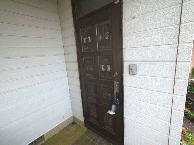 茂原市本納　中古戸建の玄関|平成8年5月築　４LDK　駐車1台　残置物撤去中 本納小学校徒歩約13分 2階にもトイレ 閑静な立地