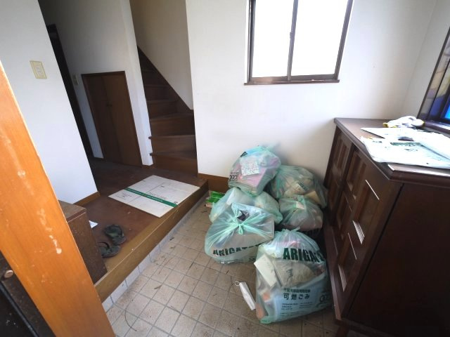 茂原市本納　中古戸建の玄関|平成8年5月築　４LDK　駐車1台　残置物撤去中 本納小学校徒歩約13分 2階にもトイレ 閑静な立地