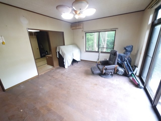 茂原市本納　中古戸建の居間・リビング|平成8年5月築　４LDK　駐車1台　残置物撤去中 本納小学校徒歩約13分 2階にもトイレ 閑静な立地