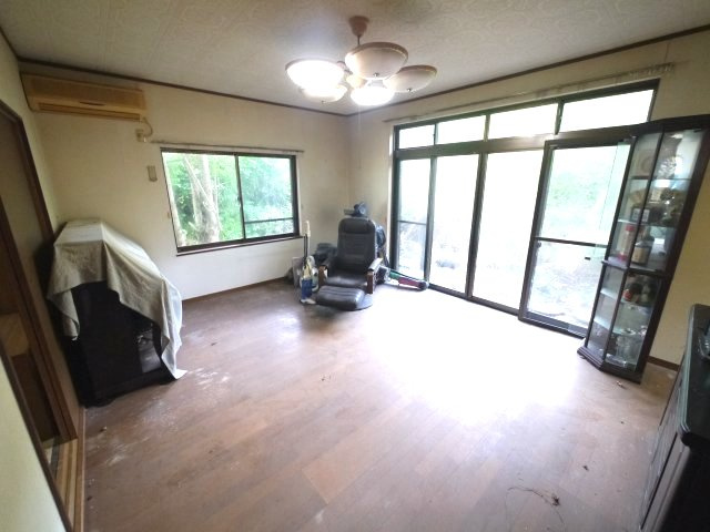 茂原市本納　中古戸建の居間・リビング|平成8年5月築　４LDK　駐車1台　残置物撤去中 本納小学校徒歩約13分 2階にもトイレ 閑静な立地