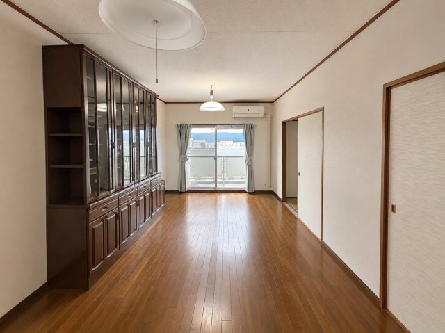 ネオコーポラス島ノ内A棟の居間・リビング|LDK約11帖！
2部屋ある和室へと繋がっております。
