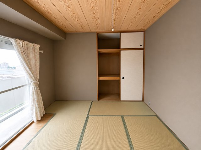 ネオコーポラス島ノ内A棟の和室|約6帖の和室が2部屋ございます。
寝室として、客間として、様々な用途でお使いいただけるスペースです。