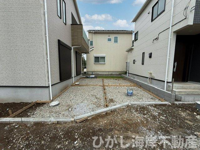 茅ケ崎市香川４丁目　新築戸建　全２棟の前面道路含む現地写真|6月15日撮影　建築中　現地外観