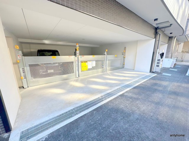 セレニテ本町東リアン　仲介手数料無料の駐車場