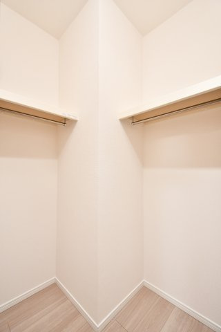 パークシティ大宮セントラルタワーB棟の収納|洋室②5.8帖にあるウォークインクローゼット。ウォークインクローゼットにはハンガーパイプが両面にあるため収納力もGOODです！上の段には季節物などを収納することで、空間を上手に活用することが出来ます！