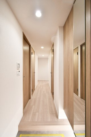 パークシティ大宮セントラルタワーB棟の玄関|シューズボックスには姿見付きですので、お出かけ前に全身コーデをチェックする事ができます！トールサイズのシューズボックスですので、ご家族分の靴がしっかり収納する事ができます。