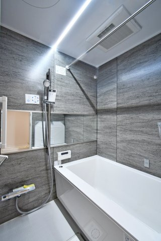 パークシティ大宮セントラルタワーB棟の浴室|シックで上品さを感じるバスルームはまるでホテルのような仕上がり。日常から解放できる癒しの空間となります。木目がアクセントになっております！新品ですのでご入居後から気持ちよく入浴頂けます。