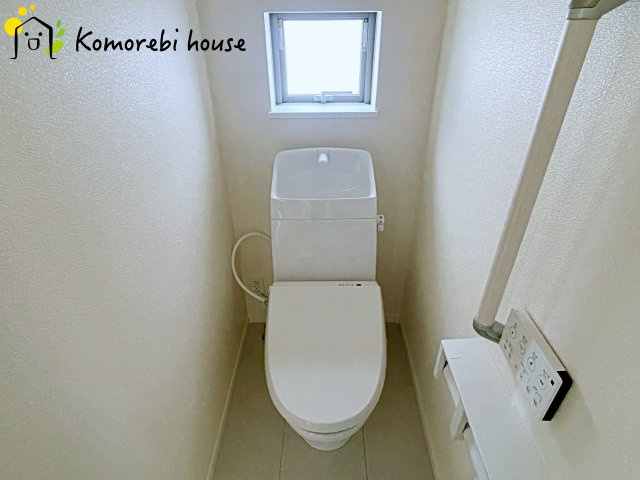 伊奈町栄１丁目46番　新築一戸建て　ハートフルタウン　Dのトイレ|26.8.22　撮影済み