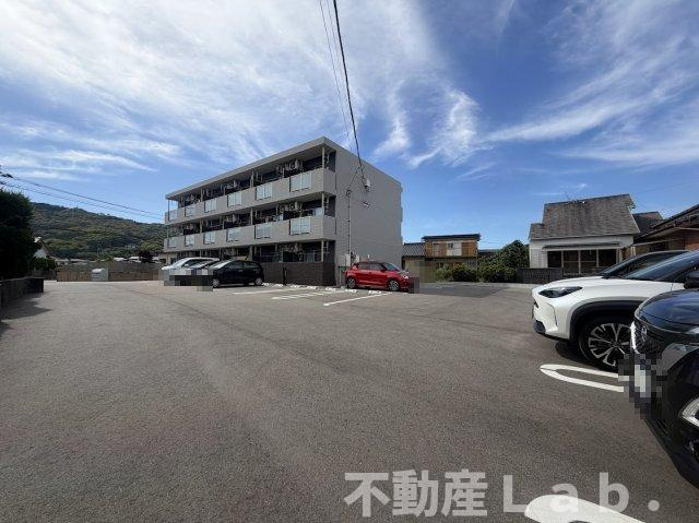プレシャスワンの駐車場