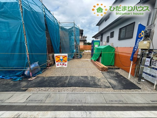 行田市富士見町2丁目　新築一戸建て　ブルーミングガーデン　01の前面道路含む現地写真