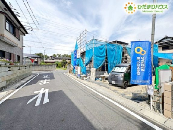 行田市富士見町2丁目　新築一戸建て　ブルーミングガーデン　01の前面道路含む現地写真