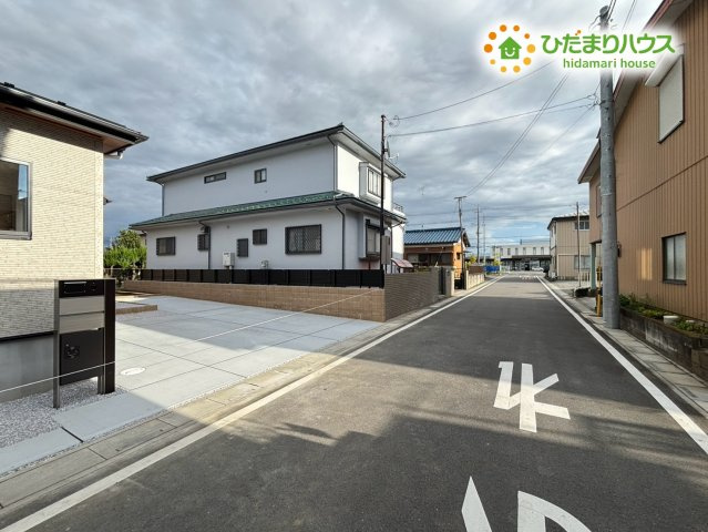 行田市富士見町2丁目　新築一戸建て　ブルーミングガーデン　01の前面道路含む現地写真