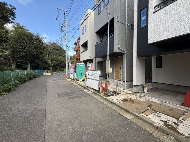 板橋区小豆沢4丁目 全3棟 A号棟の前面道路含む現地写真|開放感あふれる角地を含む全3棟
自然豊かな小豆沢公園近くの落ち着いた住宅地に誕生いたします
志村坂上駅徒歩9分の快適な立地です
～是非、現地にて周辺環境や陽当たり等ご確認ください～