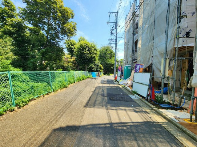 板橋区小豆沢4丁目 全3棟 A号棟の前面道路含む現地写真|開放感あふれる角地を含む全3棟
小豆沢4丁目の落ち着いた住環境
～是非、現地にて周辺環境や陽当たり等ご確認ください～
志村坂上駅徒歩9分の快適な立地です
商業施設も近く生活しやすいです