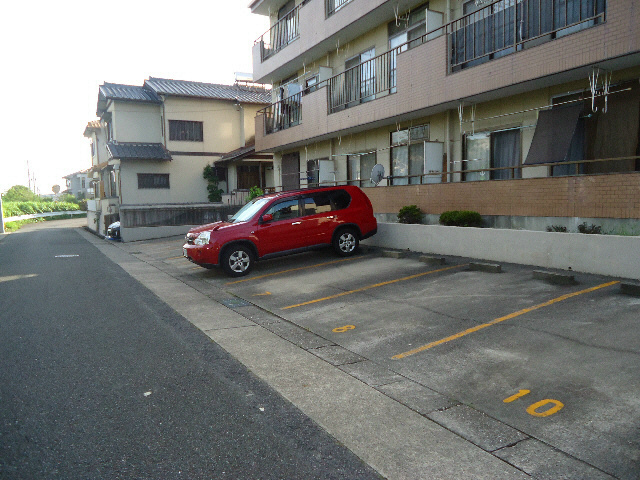 レビュート徳重の駐車場