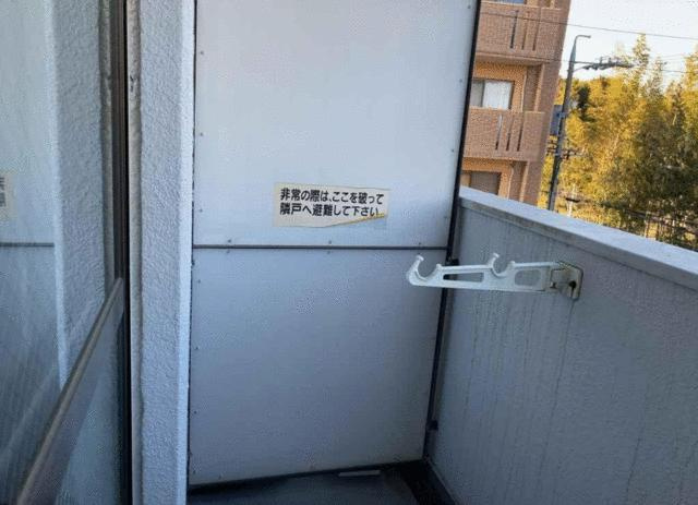 豊橋市小池町の中古マンションのバルコニー| 日当たりの良いバルコニーは、お布団や洗濯物もゆったり干すことができます！
