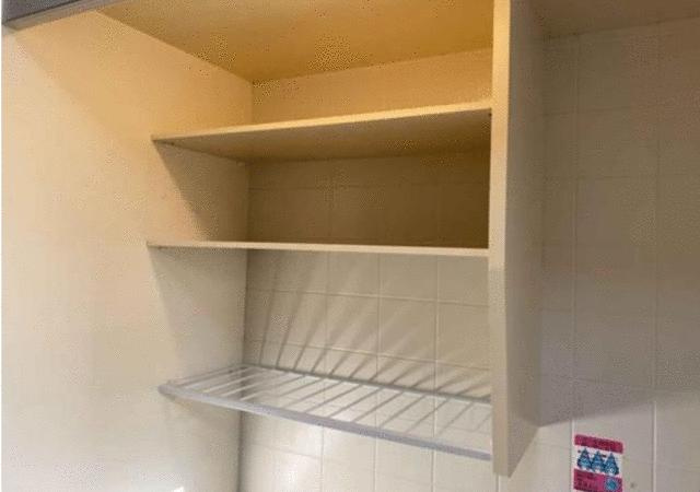 豊橋市小池町の中古マンションの収納|キッチンの上には棚があるので調理器具など収納でき、キッチンを広々とお使いいただけます。