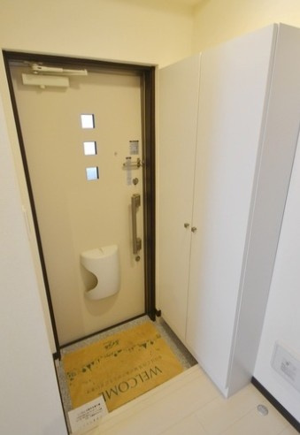 フォレスト根岸の玄関