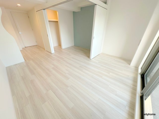 セレニテ本町東リアン　仲介手数料無料の居間・リビング