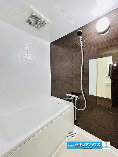 【中古マンション】名古屋市南区豊2丁目ユニーブル豊田本町の浴室|【浴室】
◆アクセントパネルで落ち着きのある雰囲気を演出します。毎日の疲れを癒やすバスタイムをお楽しみ下さい！
◆追い炊き機能を備えたオートバスのため家族が常に温かいお風呂に入れます。　　　　　　　　