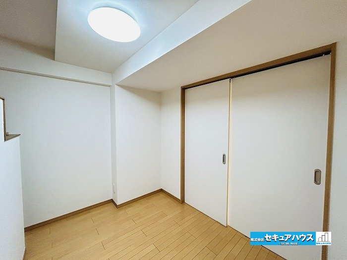 【中古マンション】名古屋市南区豊2丁目ユニーブル豊田本町の洋室|【洋室約5帖】
◆広々とした居住空間は日々の暮らしを彩り、心のやすらぎと満足感を与えてくれます。通風と採光を考慮した設計は子供たちはのびのび育ち、家族でくつろぎと団らんを生み出します。　　　　　　　　