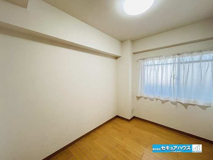 【中古マンション】名古屋市南区豊2丁目ユニーブル豊田本町の洋室|【洋室約5帖】
◆家族一人ひとりの大切なプライベート空間。趣味に合わせて使って頂けるようシンプルに仕上げてあります。暮らし心地を大きく左右する収納を、適材適所に配置し使い勝手を考慮しました。　　　